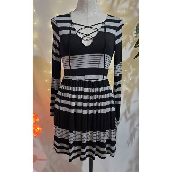 ModCloth Fervour Striped Lace Up V-Neck Long Sleeve Jersey Dress Womens Size S - Picture 1 of 9
